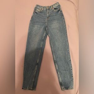 I’m selling cute mom jeans 👖 💁🏻‍♀️. The store is H&M! Worn once!🤍